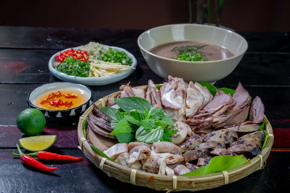 Bàn khách ngồi trong quán